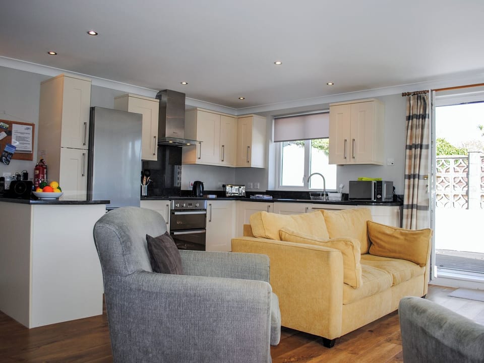 Cottage | Private kitchen | Dishwasher, cookware/dishes/utensils