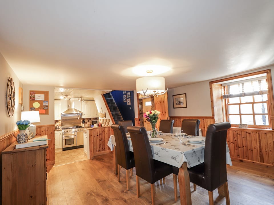 Cottage | Dining
