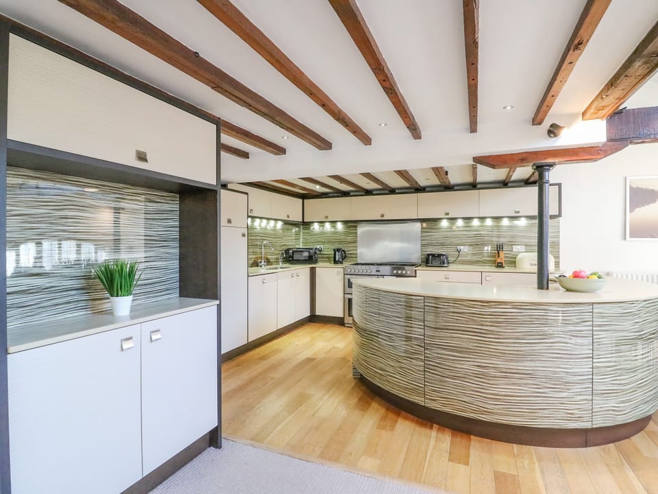 Cottage | Private kitchen | Dishwasher, cookware/dishes/utensils