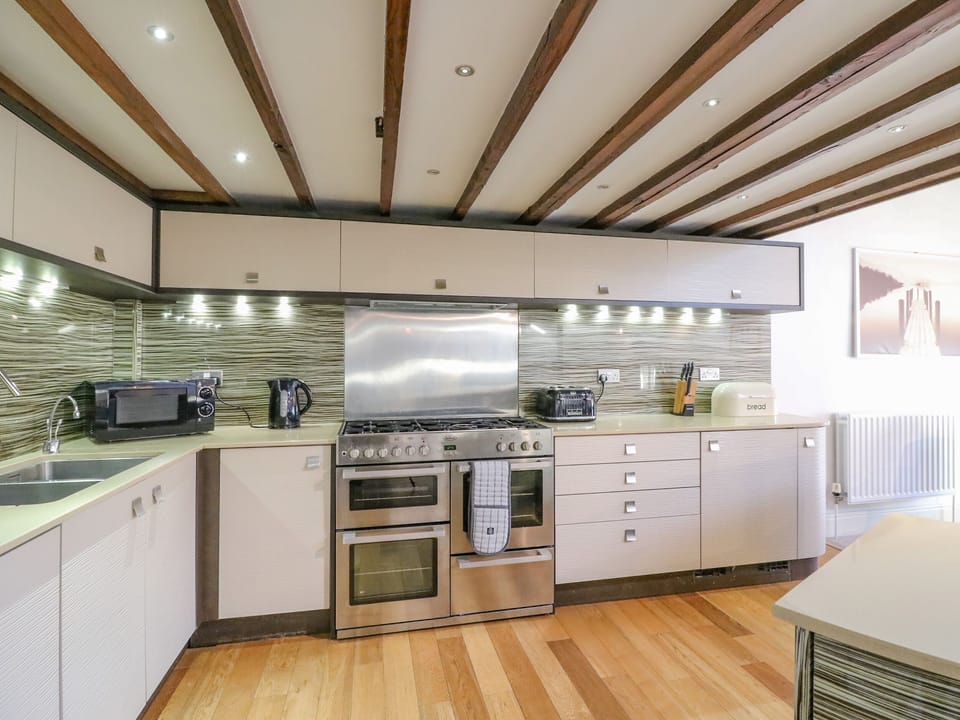 Cottage | Private kitchen | Dishwasher, cookware/dishes/utensils