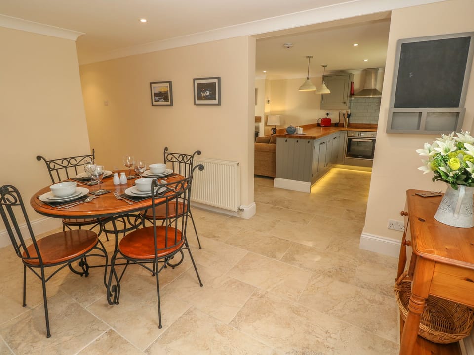 Cottage | Private kitchen | Dishwasher, cookware/dishes/utensils
