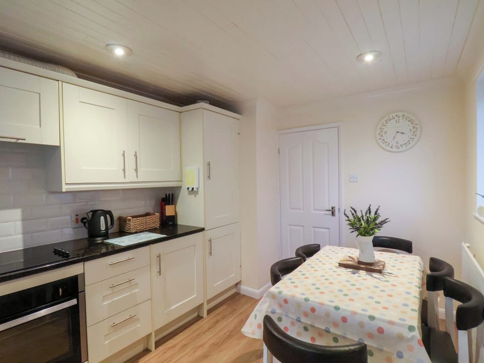Cottage | Private kitchen | Dishwasher, cookware/dishes/utensils