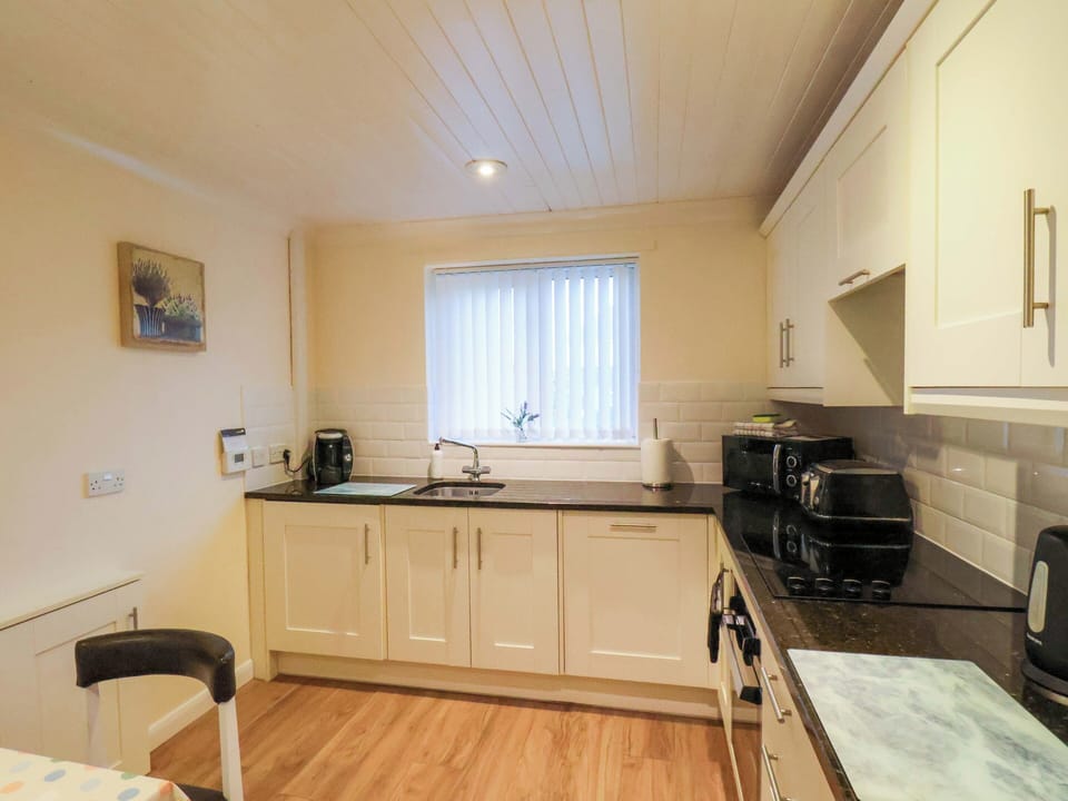 Cottage | Private kitchen | Dishwasher, cookware/dishes/utensils