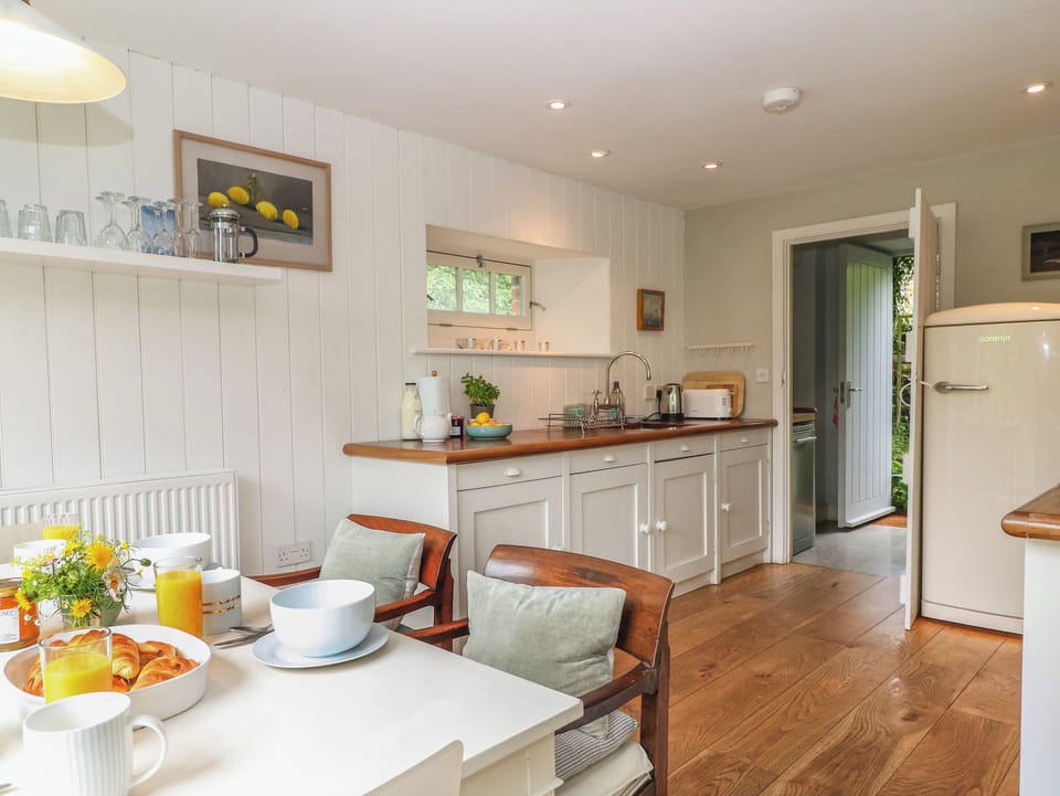 Cottage | Private kitchen | Fridge, stovetop, dishwasher, cookware/dishes/utensils