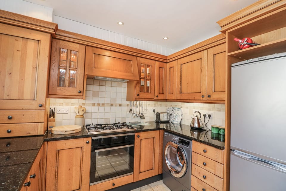 Cottage | Private kitchen | Dishwasher, mixer, cookware/dishes/utensils