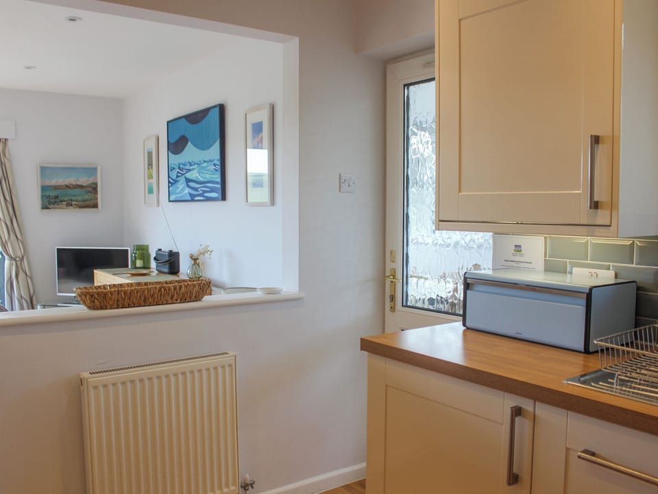 Cottage | Private kitchen | Dishwasher, cookware/dishes/utensils