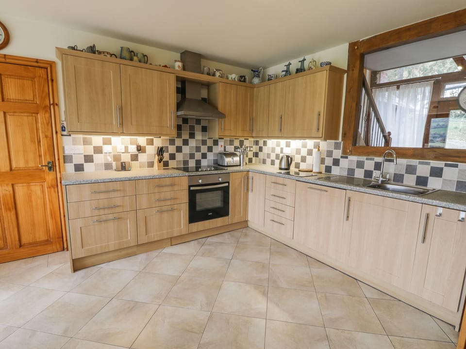 Cottage | Private kitchen | Dishwasher, cookware/dishes/utensils