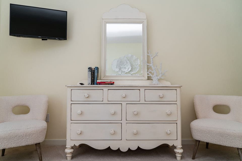 upstairs guest room with king bed