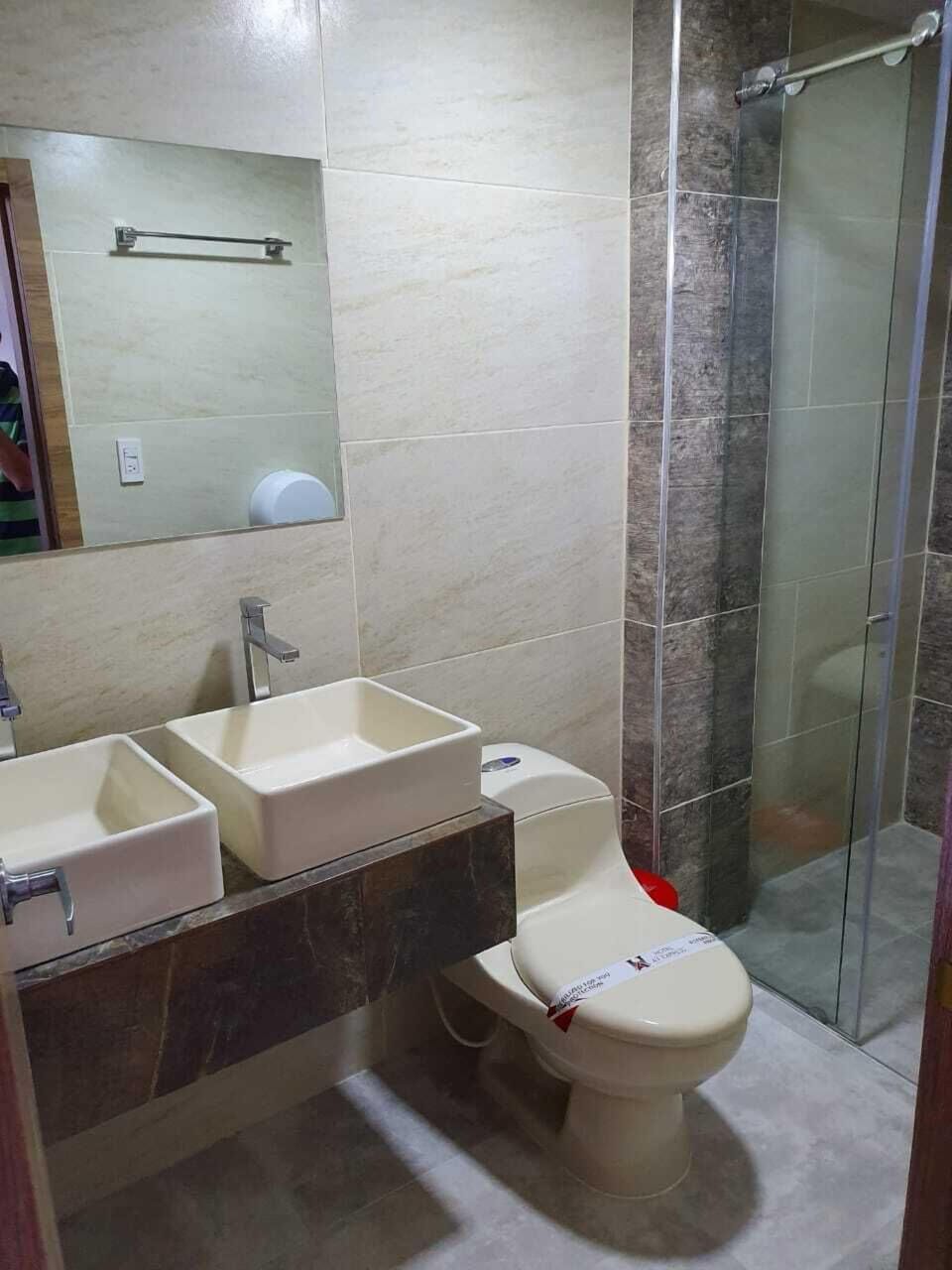 Shower, free toiletries, heated floors (bathroom), towels