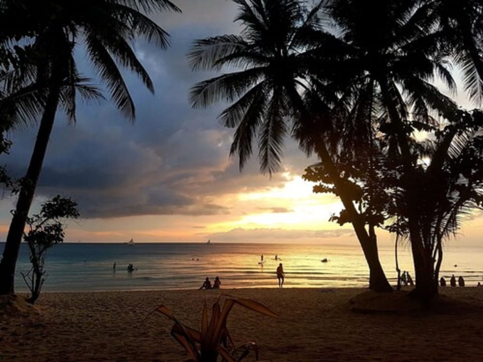 Penthouse 8 Colors Beach House Resort by Cocotel Bed and Breakfast in Boracay