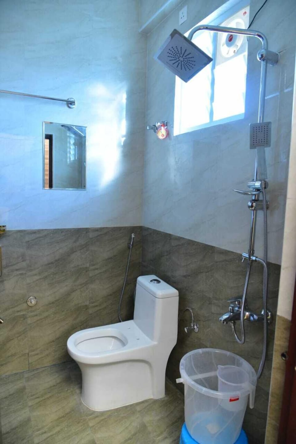 Shower, rainfall showerhead, free toiletries, bathrobes