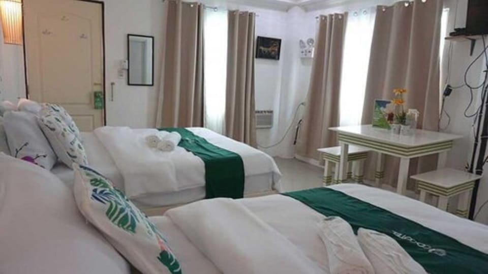 Deluxe Triple Room, Multiple Beds | Desk, free WiFi, bed sheets