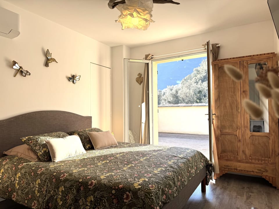 Double Room (Chambre Cathy) | Hypo-allergenic bedding available, laptop workspace, WiFi (free)