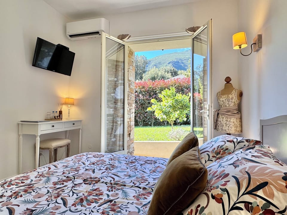 Double Room (Chambre Nico) | Hypo-allergenic bedding available, laptop workspace, WiFi (free)