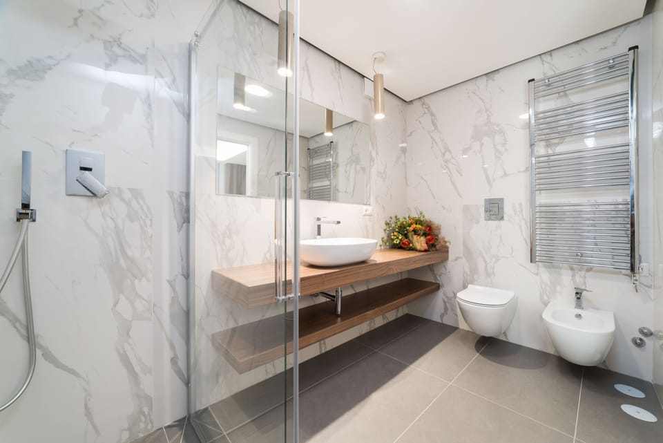 Deluxe Triple Room | Bathroom | Shower, rainfall showerhead, free toiletries, hair dryer