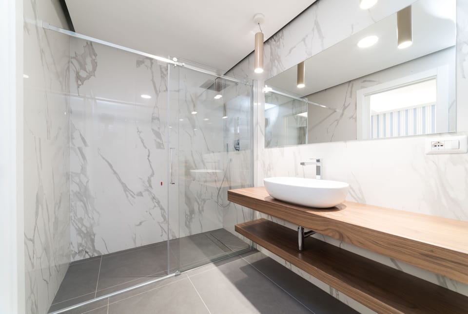 Deluxe Double Room | Bathroom | Shower, rainfall showerhead, free toiletries, hair dryer