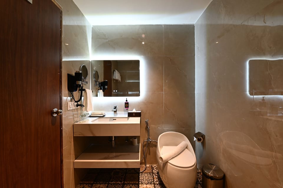 Pine Cottage Nature View | Bathroom | Shower, rainfall showerhead, free toiletries, hair dryer