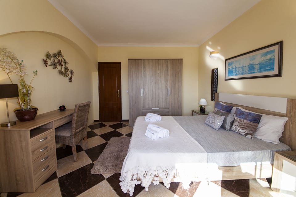 B47 - Walkway Beachview Place Apartment in Lagos