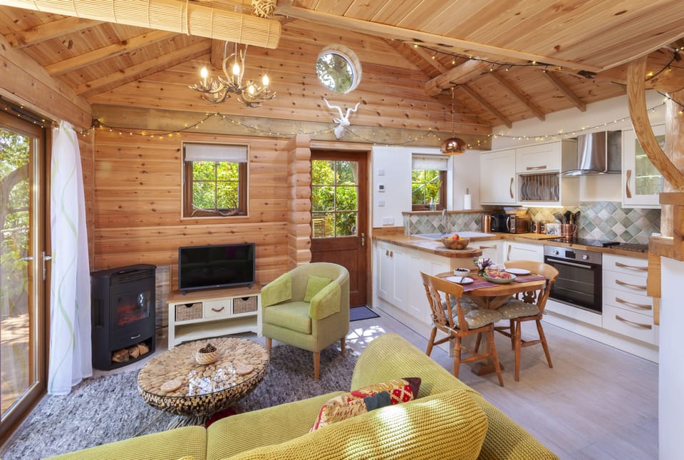 Luxury Cabin, Sea View | Living area | 32-inch Smart TV with satellite channels, TV, heated floors