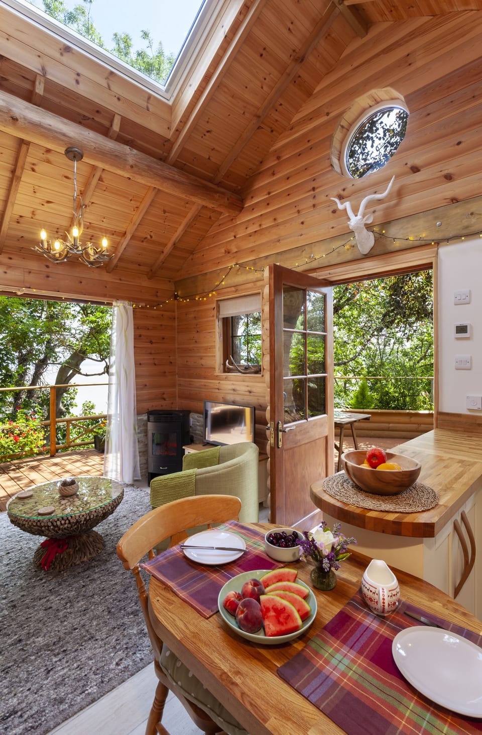 Luxury Cabin, Sea View | Living area | 32-inch Smart TV with satellite channels, TV, heated floors