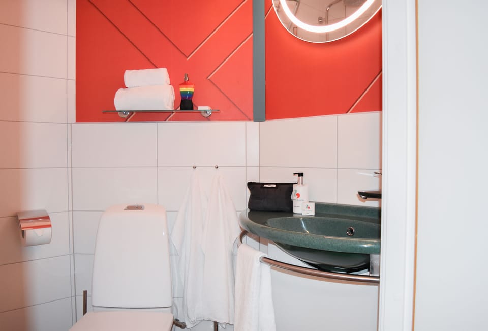 Good Morning Double Room | Bathroom | Shower, eco-friendly toiletries, towels