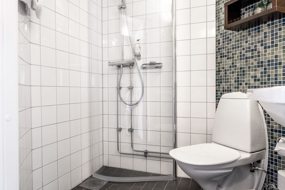 Good Morning Triple Room | Bathroom | Shower, eco-friendly toiletries, towels
