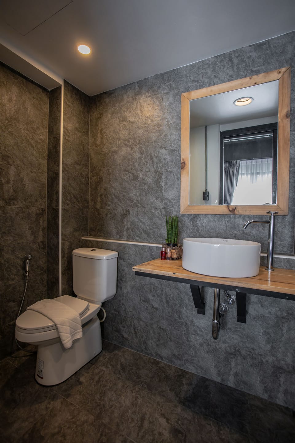 Shower, rainfall showerhead, free toiletries, hair dryer