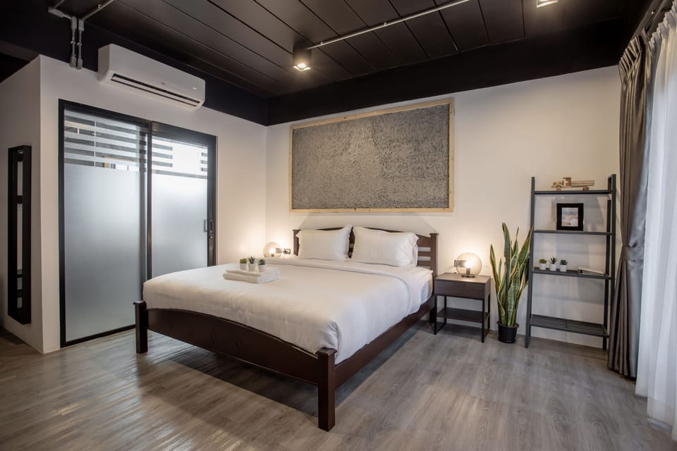 Exclusive Double Room, 1 King Bed, City View | Minibar, desk, bed sheets