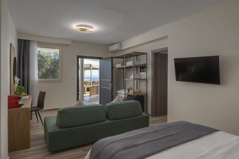 Premium Poolside room Sea View | Soundproofing, free WiFi, bed sheets