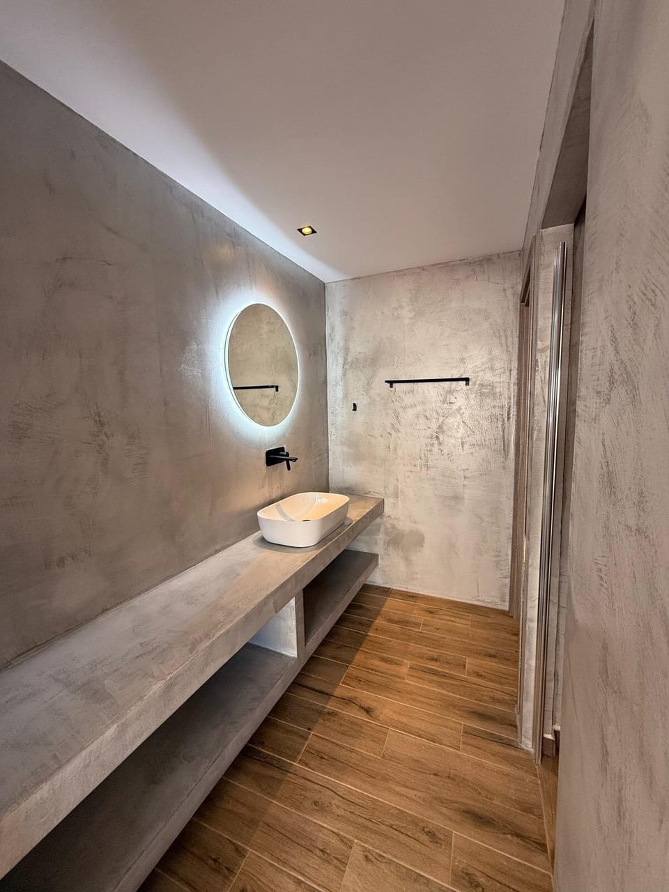 Budget Room 2nd Row | Bathroom | Shower, free toiletries, hair dryer, towels