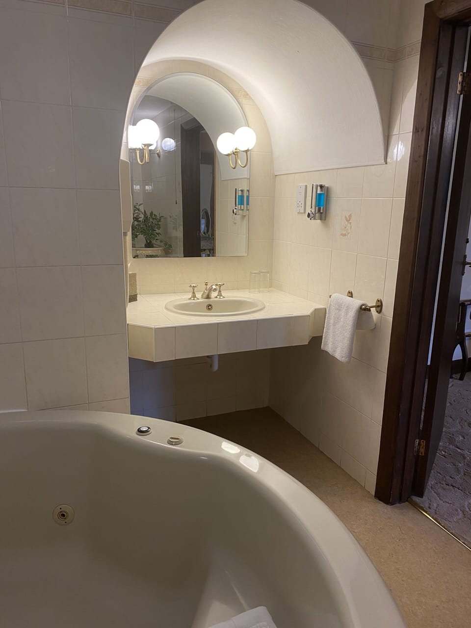 Superior Double Room, 1 Queen Bed | Bathroom | Free toiletries, hair dryer, towels, toilet paper