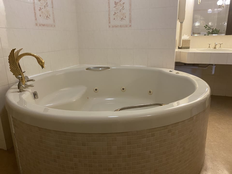 Superior Double Room, 1 Queen Bed | Bathroom | Free toiletries, hair dryer, towels, toilet paper
