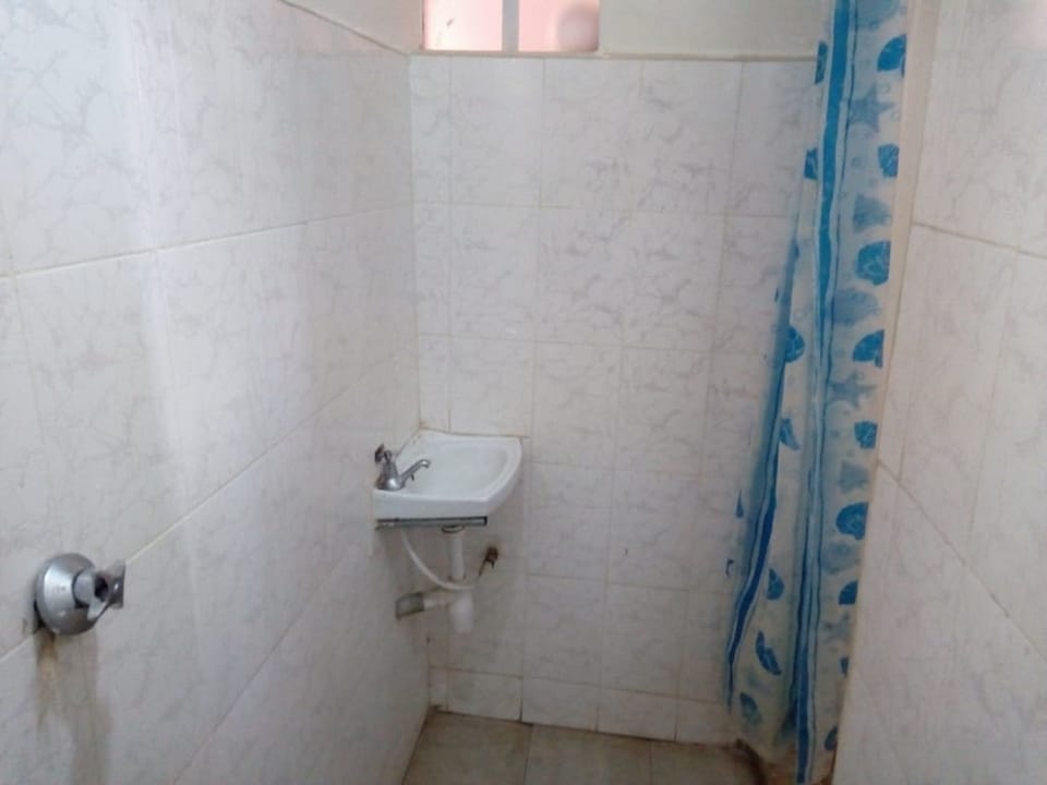 Standard Room | Bathroom | Shower, rainfall showerhead, towels, soap