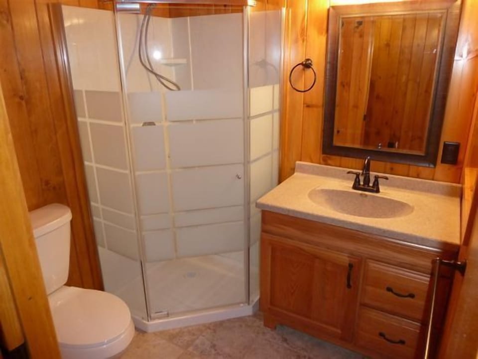 Second bathroom within main bedroom