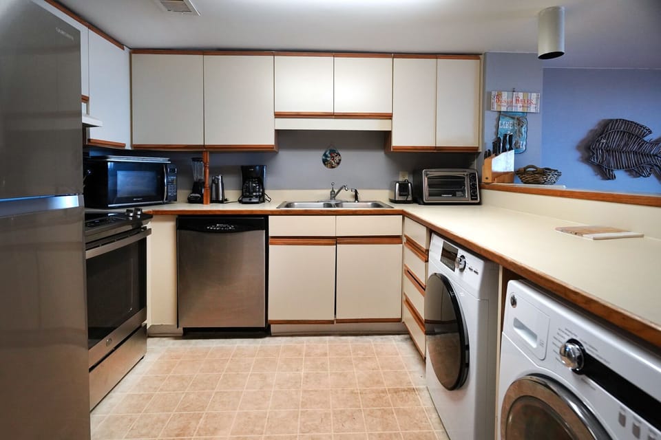 Sea Pointe 204 - oceanfront condo in Cherry Grove Beach in North Myrtle Beach | kitchen | Thomas Beach Vacations