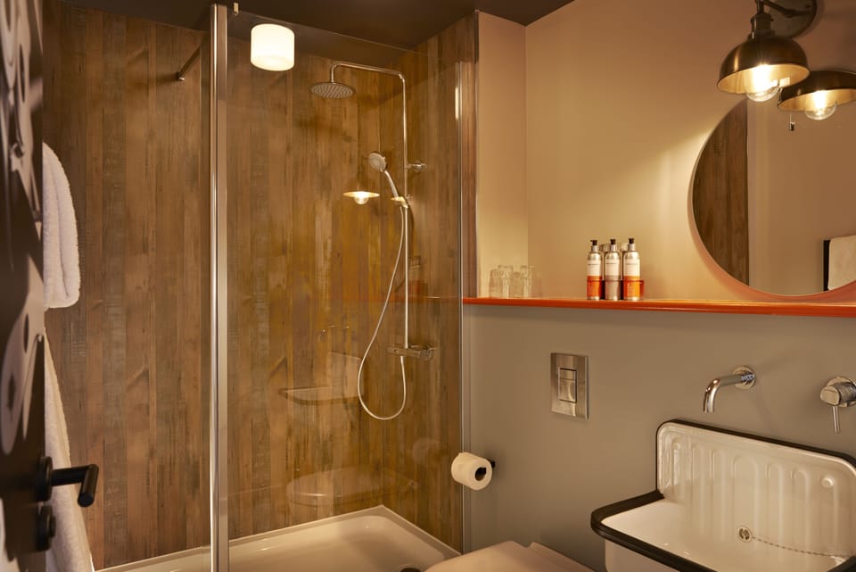 Shower, rainfall showerhead, free toiletries, hair dryer