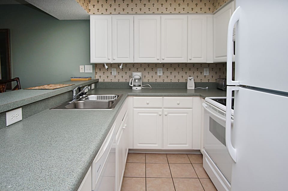 Paradise Pointe 10D - oceanfront condo in Cherry Grove Beach in North Myrtle Beach | kitchen | Thomas Beach Vacations