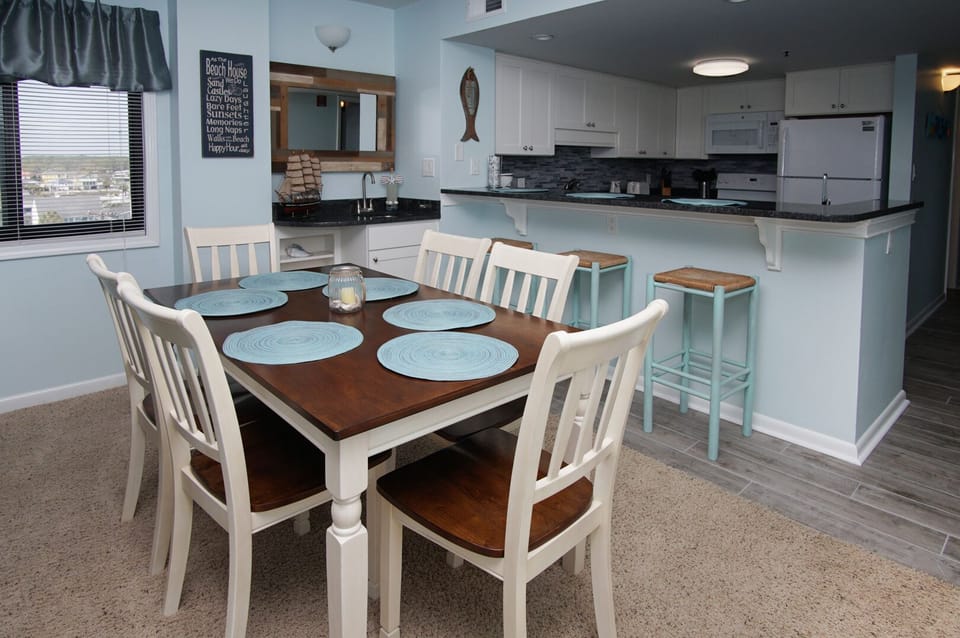 Sea Pointe 609 - oceanfront condo in Cherry Grove Beach in North Myrtle Beach | dining area | Thomas Beach Vacations