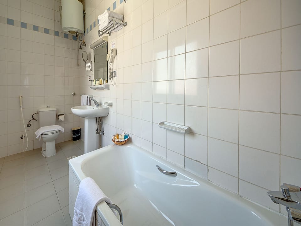 Standard Double Room | Bathroom | Combined shower/tub, free toiletries, hair dryer, towels