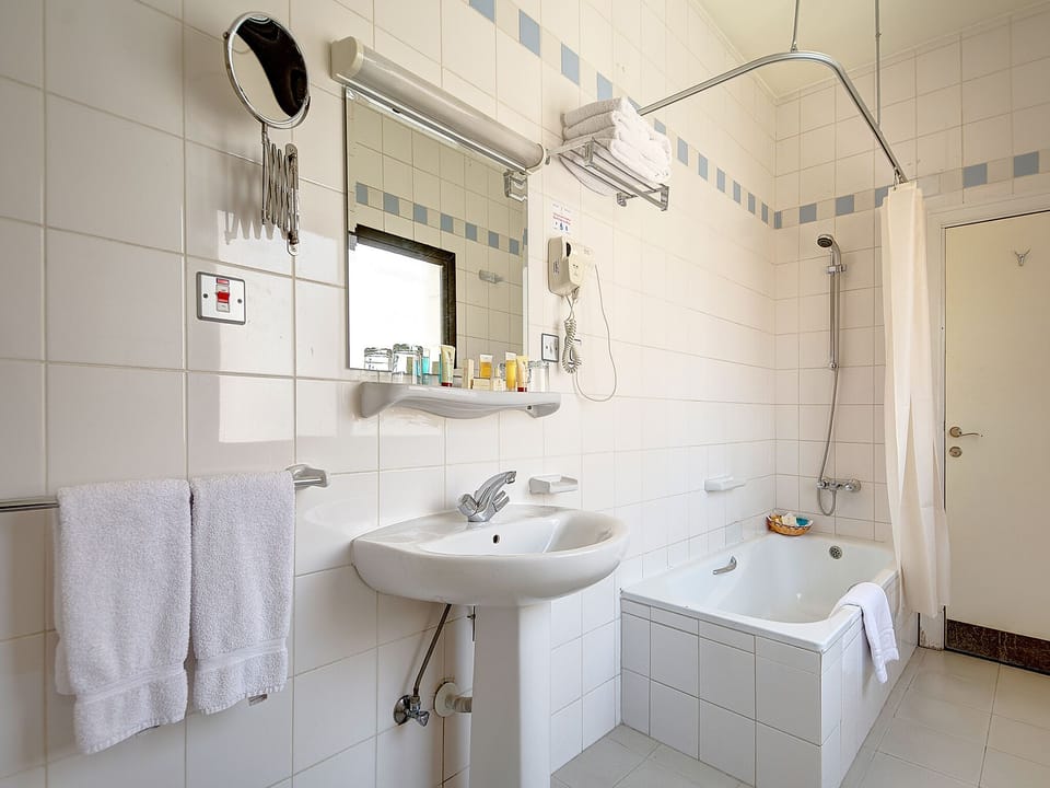 Combined shower/tub, free toiletries, hair dryer, towels
