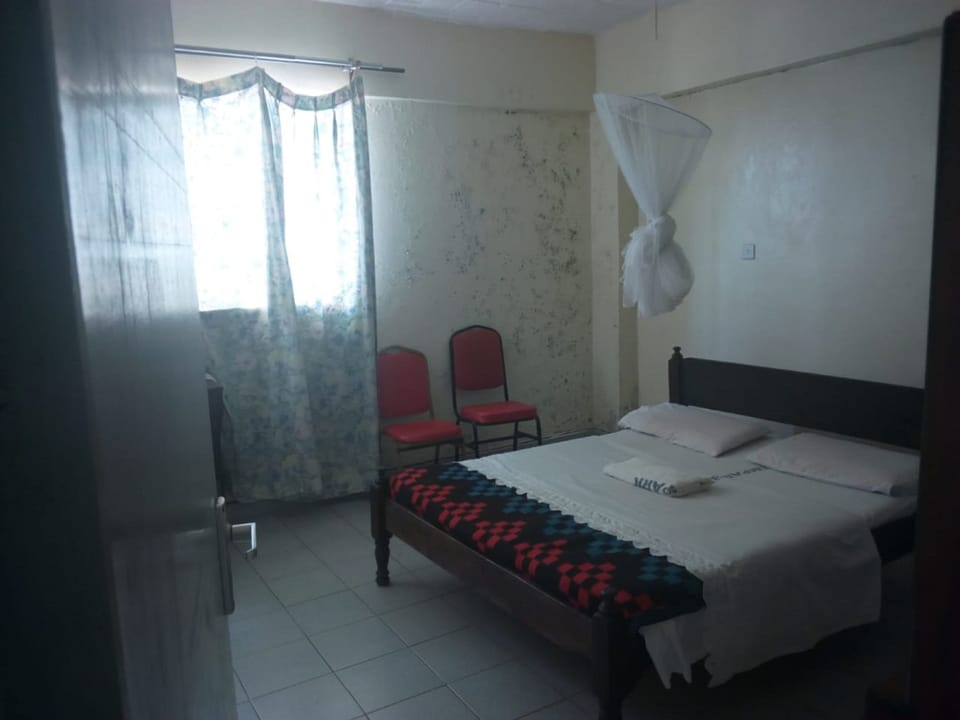 Single Room | Desk, bed sheets