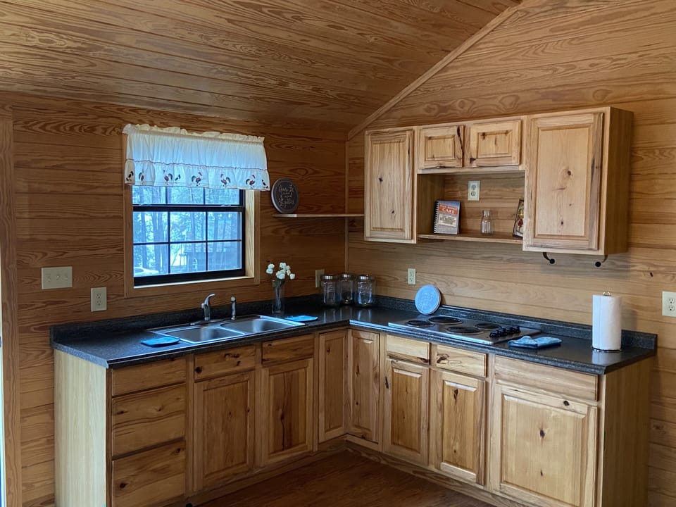 spacious kitchen with plenty of elbow room