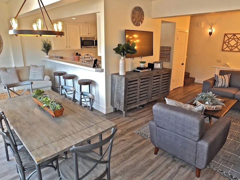 B45:  Dining, TV, and Breakfast Bar