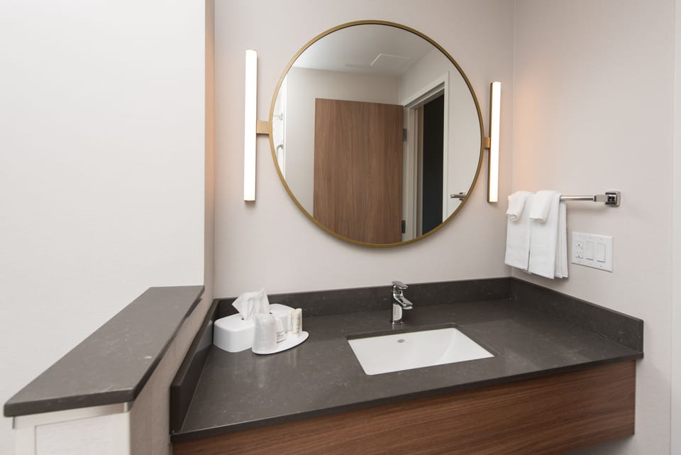 Combined shower/tub, free toiletries, hair dryer