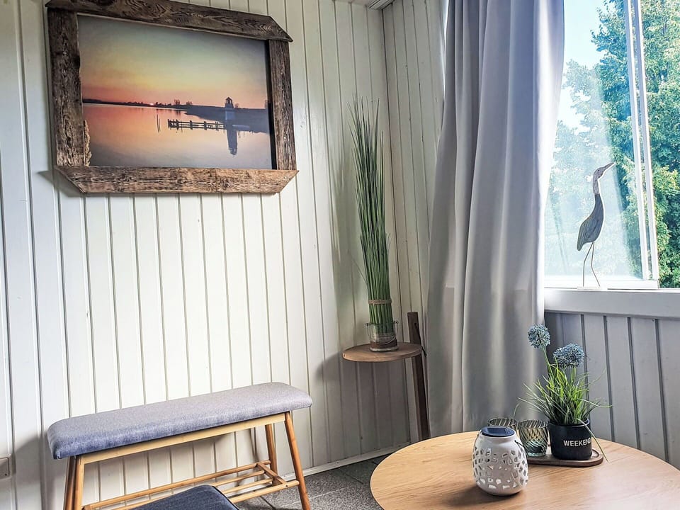 Wood, Interior Design, Furniture, Lighting, Flowerpot, Room, Houseplant, Hardwood, Wood Stain, Plank