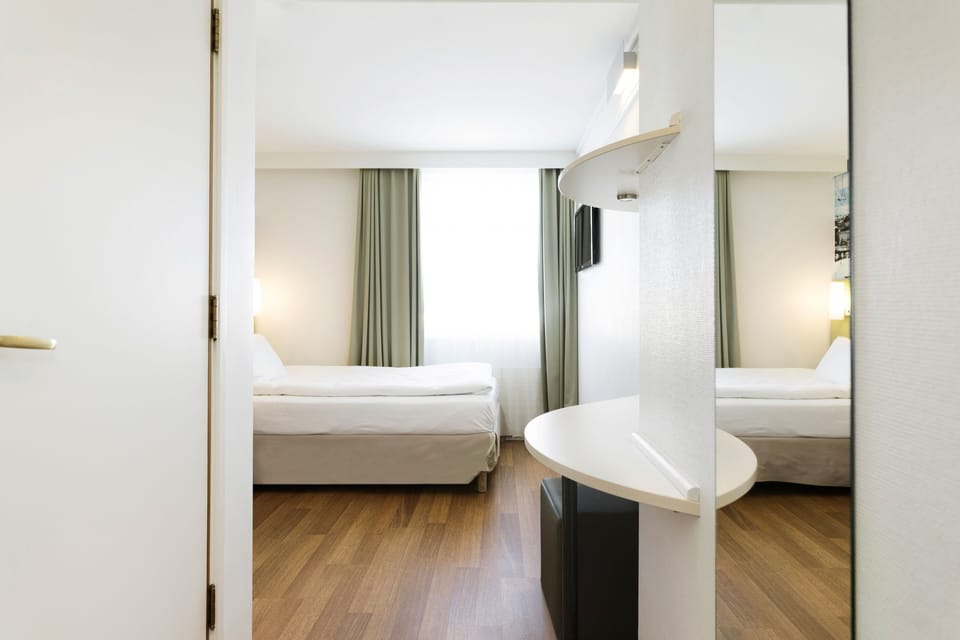 Good Morning Single Room | Desk, blackout drapes, free WiFi, bed sheets
