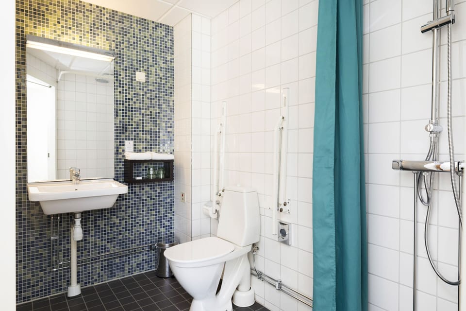 Good Morning Triple Room with Sea View | Bathroom | Shower, eco-friendly toiletries, towels