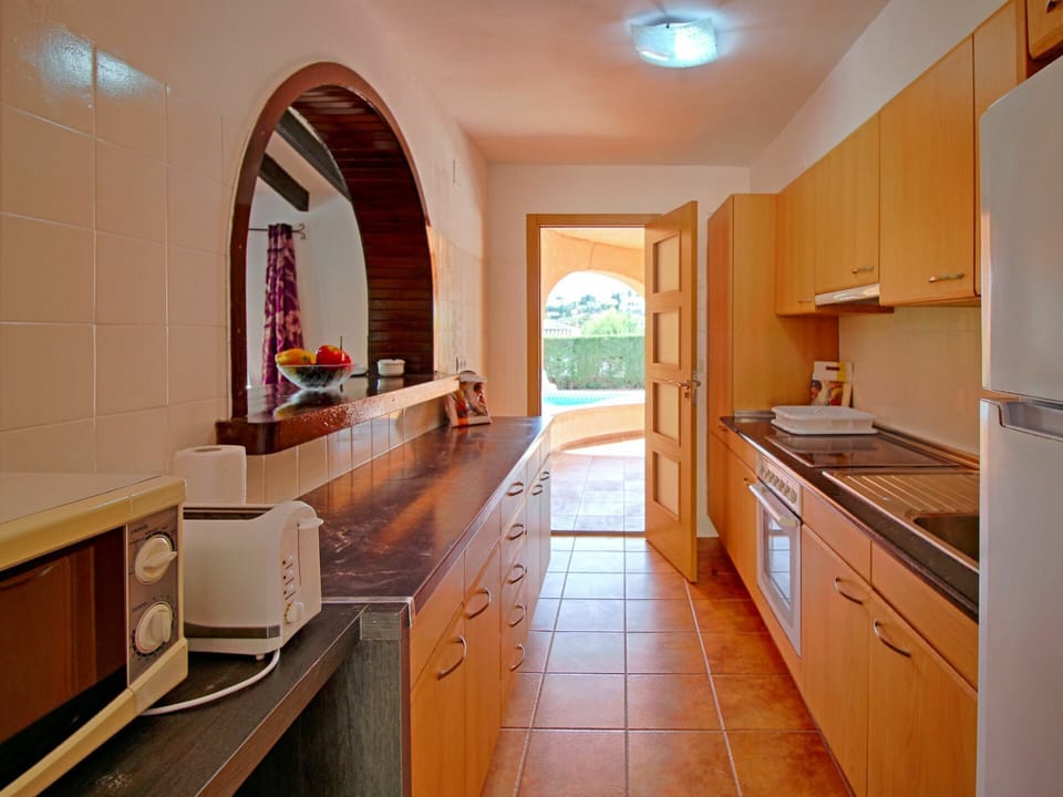 Property, Room, Countertop, Building, Furniture, Interior Design, Kitchen, Ceiling, Floor, Cabinetry