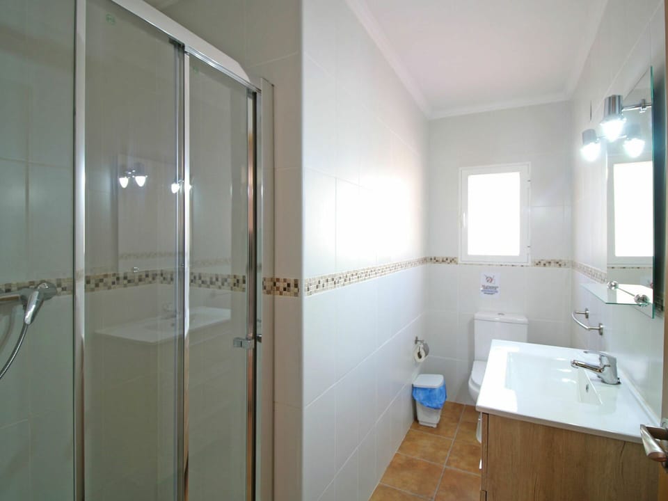 Property, Bathroom, Room, Building, Glass, Interior Design, Floor, Wall, Architecture, Real Estate
