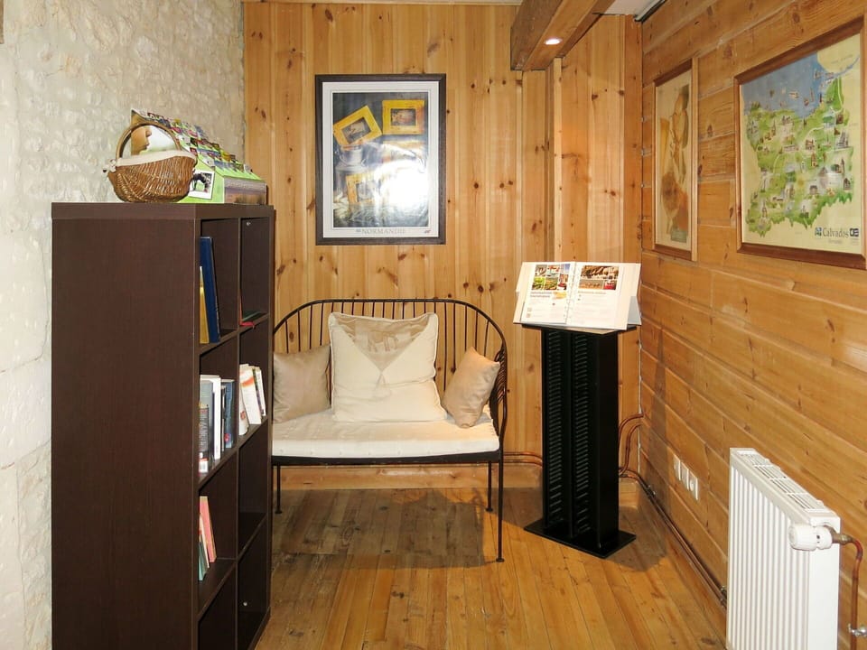 Picture Frame, Building, Wood, Flooring, Interior Design, Floor, Wood Stain, Hardwood, Living Room, Ceiling
